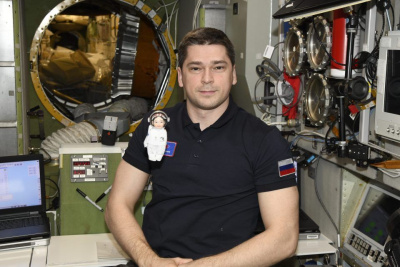 Детский символ Севера и Арктики «Кындыкан» передает поздравления с Днем России из космоса / ЯСИА   