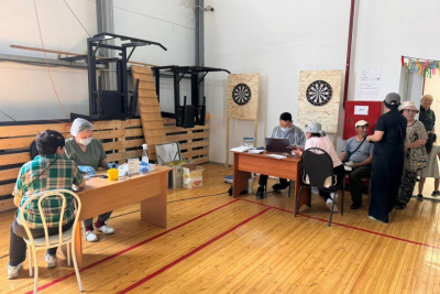 Мобильные доктора продолжают оказывать помощь пострадавшим от паводка жителям Намского района / ЯСИА   