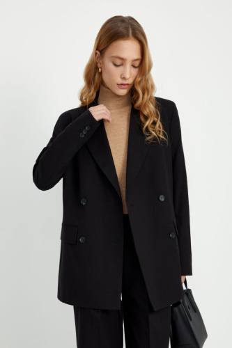 Двубортный жакет полуприлегающего силуэта