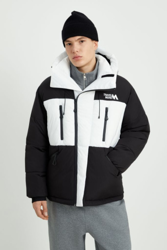 Утепленная куртка с контрастной отделкой