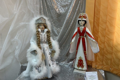 В Якутске открылась выставка кукол ручной работы «Мир сказок» / ЯСИА Якутск Якутск Республика Саха (Якутия)