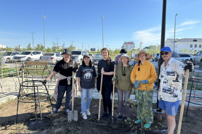 Якутские транспортные полицейские и общественники приняли участие в акции «Сад памяти» / ЯСИА   