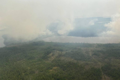 У села Сылгы-Ытар Среднеколымского района тушат лесной пожар / ЯСИА   