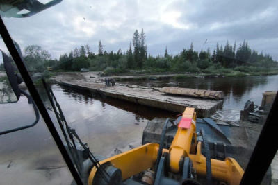 Понтонный мост установили через реку Танару на границе Вилюйского и Кобяйского районов / ЯСИА   
