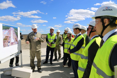 Айсен Николаев посетил в Мирном строящийся аэропорт /    