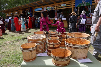 Уникальные ручные изделия представили народные мастера на Ысыахе Олонхо в Амге / Айаал Аргунов  Амгинский Республика Саха (Якутия)