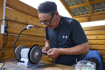 Впервые на конкурсе кузнецов Ысыаха Олонхо изготовят якутские ножницы / Айаал Аргунов  Амгинский Республика Саха (Якутия)