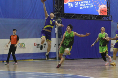 В Якутске мужские баскетбольные команды начали бороться за путёвки на игры в Нюрбе / Дьулустаан Сергеев   