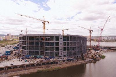 На внешнем контуре Арктического центра в Якутске монтируют уникальную фасадную систему / ЯСИА Якутск Якутск Республика Саха (Якутия)