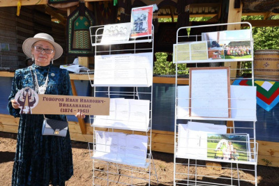 Внуки сказителя Ивана Говорова представили премию в конкурсе исполнителей якутского эпоса / Айаал Аргунов   