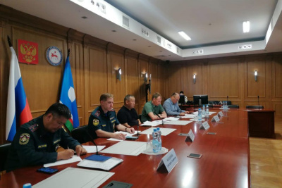 111 тонн воды сбросили с вертолетов в Среднеколымском районе Якутии / ЯСИА   