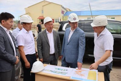 Глава Якутии проверил строительство спорткомплекса в селе Андреевское Верхневилюйского улуса / ЯСИА   