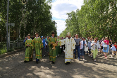 В Мирном прошел Крестный ход с участием архиепископа Якутского и Ленского Романа /    