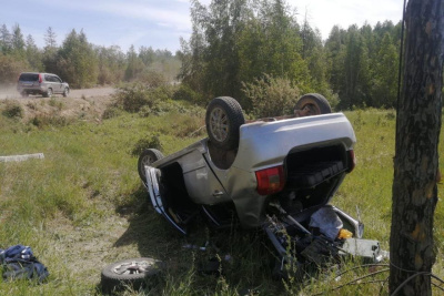 После опрокидывания автомобиля водитель скрылся с места ДТП в Амгинском районе / ЯСИА   