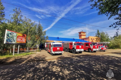 Архиепископ Якутский и Ленский Роман освятил пожарную технику в Мирном / ЯСИА   