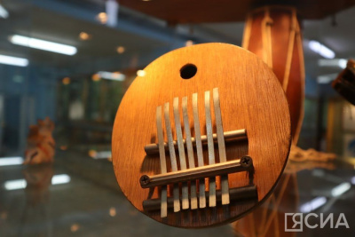 Барабан из змеиной кожи, калимба из кокоса и таджикский «Зверь» стали экспонатами выставки в Якутске / Нарыйа Пахомова Якутск Якутск Республика Саха (Якутия)