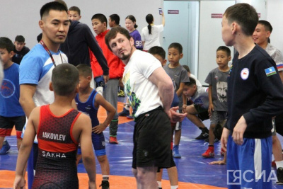 Выпускники игр «Дети Азии» провели мастер-класс для юных борцов Якутии / Саина Титова   Республика Саха (Якутия)