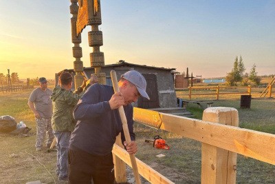 В преддверии Ысыаха Туймаады хору ветеранов труда и тыла помогли обновить территорию тусулгэ / ЯСИА   