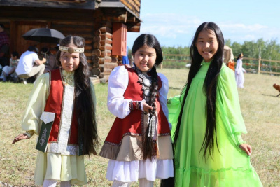 Конкурс длинной косы среди девочек состоялся на Ысыахе Туймаады / ЯСИА   