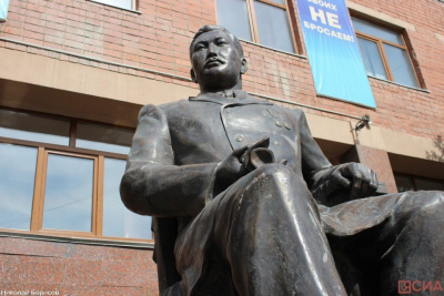 В Якутске возложили цветы к памятнику Василию Никифорову-Кюлюмнюр / Николай Борисов Якутск Якутск Республика Саха (Якутия)