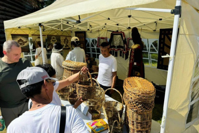 Уникальные сувениры и мастер-классы. В Якутске стартовал фестиваль «Город мастеров» / ЯСИА Якутск Якутск Республика Саха (Якутия)