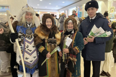 Якутские полицейские поздравили народных мастериц с наступающим 8 Марта / ЯСИА   