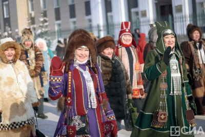 Фоторепортаж: как нарядились жители Якутии на шествие в зимней национальной одежде / Нарыйа Пахомова   