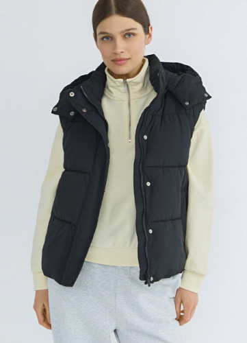 Утеплённый жилет с капюшоном, Черный