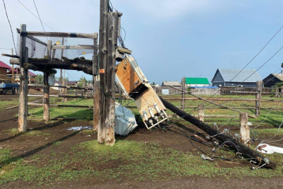 В Нюрбинском районе Якутии устраняют последствия ураганного ветра / Анна Лебединская   