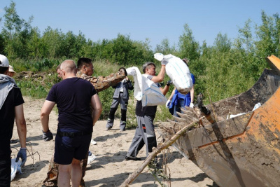 Водоканал провел экологическую акцию на берегу реки Лены / ЯСИА   