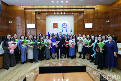 Высокие награды и почётные звания вручили якутянкам в преддверии 8 Марта / Нарыйа Пахомова   