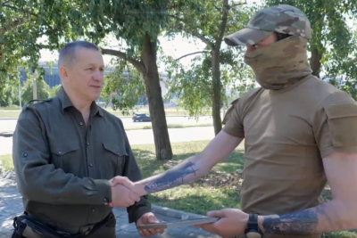 Юрий Трутнев вручил премию военкору в ДНР / ЯСИА   