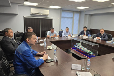 Алексей Еремеев ознакомился с ходом строительства атомного ледокола «Якутия» в Санкт-Петербурге / ЯСИА   