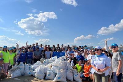 Сотрудники Сбербанка поддержали субботник по уборке набережной Романа Дмитриева в Якутске / ЯСИА Якутск Якутск Республика Саха (Якутия)
