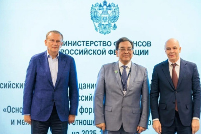 Знак «Отличник финансовой работы» вручили и. о. министра финансов Якутии Валерию Жондорову / ЯСИА   Республика Саха (Якутия)