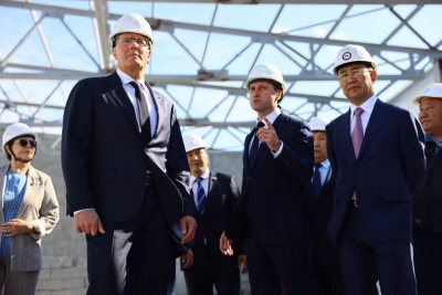 Дмитрий Чернышенко осмотрел ход строительства крытого ледового катка в Якутске / ЯСИА Якутск Якутск Республика Саха (Якутия)