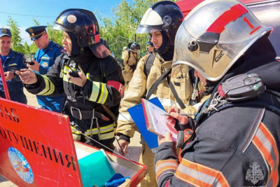 Пожарные Якутии провели учения в школе города Мирный / ЯСИА   