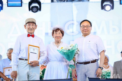 В Якутии семьям, проживающим вместе более 25 лет, вручили медали «За любовь и верность» / Карина Оконешникова   Республика Саха (Якутия)