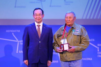 Глава Якутии наградил бамовцев в честь полувекового юбилея начала строительства магистрали / ЯСИА   