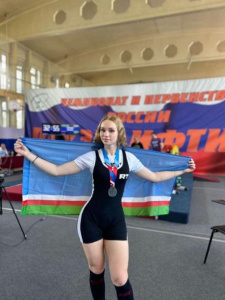 Мирнинская спортсменка – призер первенства России по пауэрлифтингу /    