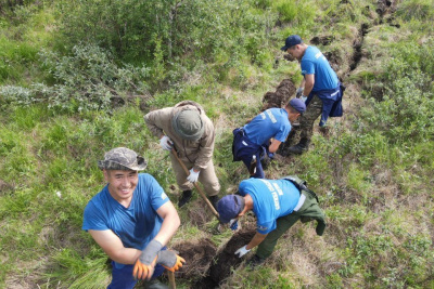 Отжиг, окарауливание, прокладка полос: спасатель Павел Алексеев рассказал о работе на лесном пожаре / Николай Борисов   