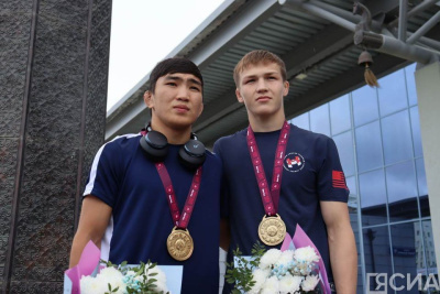 Борцы Лев Павлов и Андрей Мидловец прибыли в Якутск после победы на первенстве Европы / Дьулустаан Сергеев   