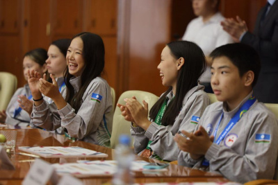 Глава Якутии вручил денежные сертификаты медалистам игр «Дети Азии» / Дьулустаан Сергеев   