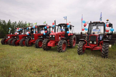 Глава Якутии вручил ключи от новых тракторов сельхозпроизводителям Таттинского района / ЯСИА   