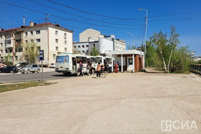 В Госдуму внесли проект о запрете курения на остановках общественного транспорта / ЯСИА   