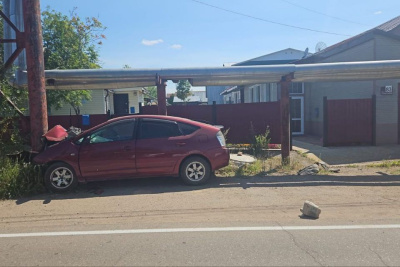 Автомобиль врезался в опору компенсатора в Алдане. В ДТП пострадали двое / ЯСИА   