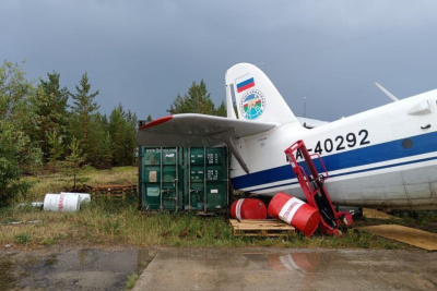 В Вилюйске ветер сорвал крышу с аэропорта и повредил часть самолета / ЯСИА   
