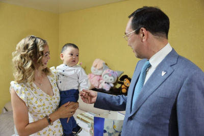 Глава Якутии Айсен Николаев в Таттинском районе навестил семью участника СВО / ЯСИА   