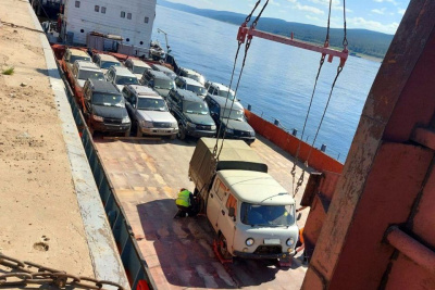 Якутское отделение ОНФ отправило партию автомобилей и техники для нужд спецоперации / Анна Лебединская   