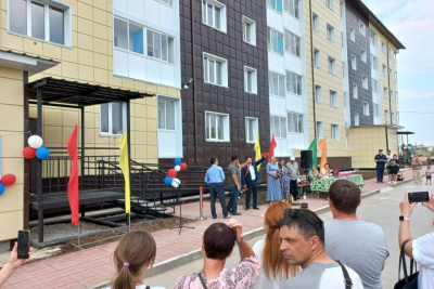 В Покровске вручили ключи от новых квартир переселенцам из аварийного жилья / Нарыйа Пахомова   